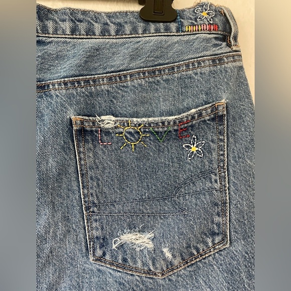 American Eagle Pride Medium Wash Denim Highest Rise Baggy Shorts Distressed; 14 - Picture 4 of 10